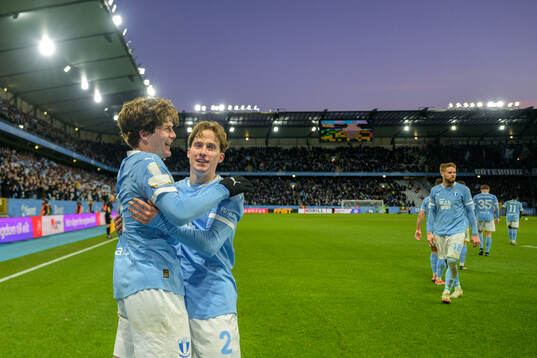 Malmö FFs Oliver Berg och Johan Karlsson jublar