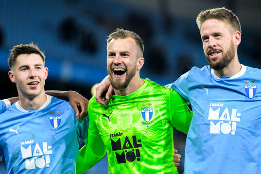 Malmö FFs Lasse Berg Johnsen, målvakt Ricardo Friedrich