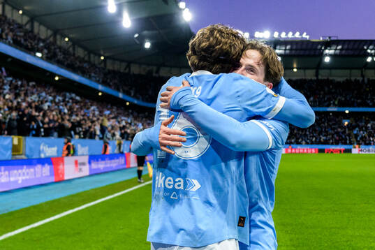 Malmö FFs Oliver Berg och Johan Karlsson jublar
