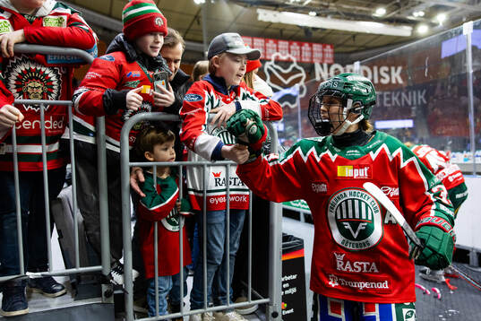 Frölundas Michelle Karvinen hälsar på supportrar
