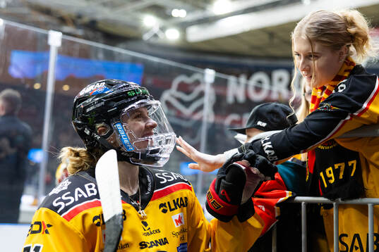 Luleås Savannah Norcross hälsar på supportrar