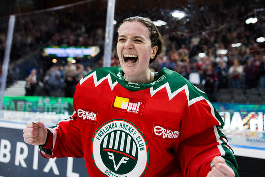 Frölundas målvakt Stephanie Neatby jublar