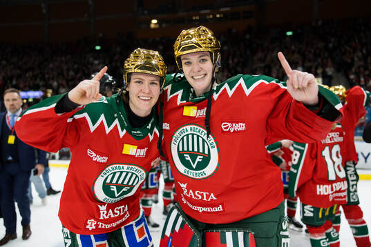 Frölundas Andrea Dalen och målvakt Stephanie Neatby jublar