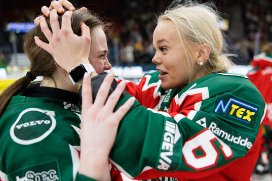 Frölundas Sydney Brodt och Maja Beverin jublar