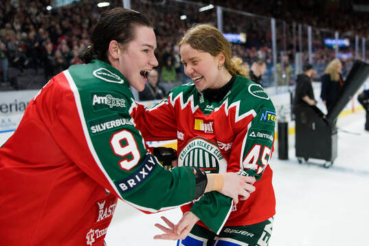 Frölundas Alva Johnsson och Paula Bergström jublar