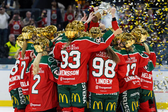 Frölundas spelare jublar med pokalen