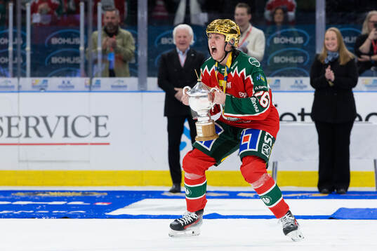 Frölundas Hanna Olsson jublar med pokalen