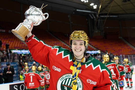 Frölundas målvakt Stephanie Neatby jublar med pokalen