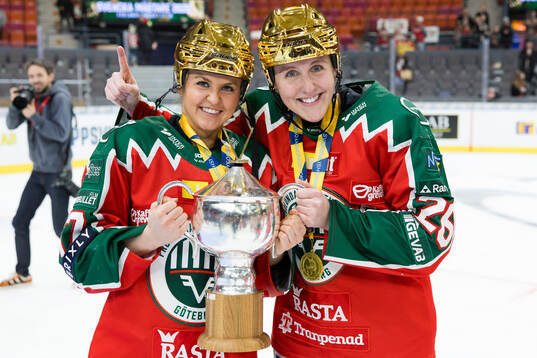 Frölundas Sofie Lundin och Hanna Olsson jublar med pokalen