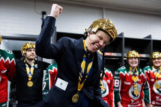 Frölundas tränare Erika Holst jublar