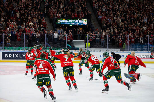 Frölundas spelare jublar