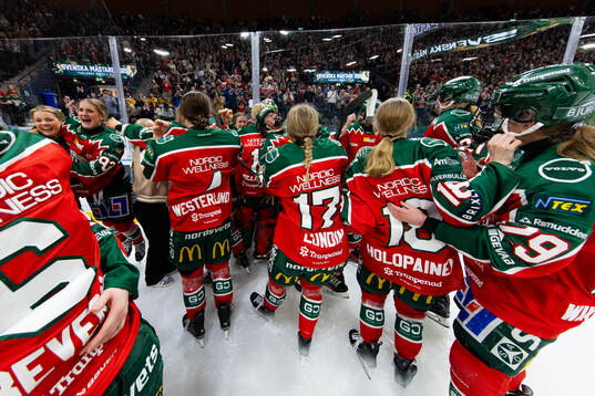 Frölundas spelare jublar