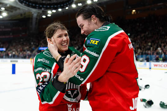 Frölundas Michelle Karvinen jublar ihop med Alva Johnsson