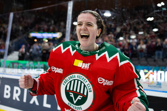 Frölundas målvakt Stephanie Neatby jublar