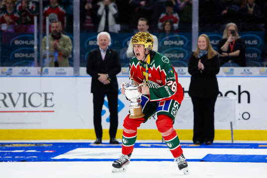 Frölundas Hanna Olsson jublar med pokalen