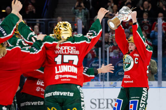 Frölundas Hanna Olsson jublar med pokalen