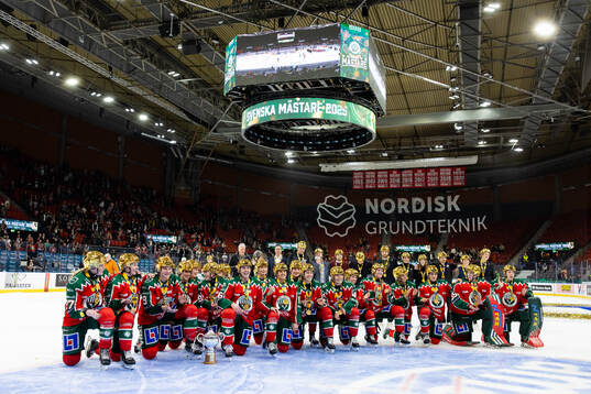 Frölundas spelare jublar och firar med pokalen framför