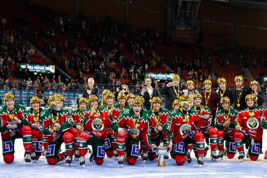 Frölundas spelare jublar och firar med pokalen framför