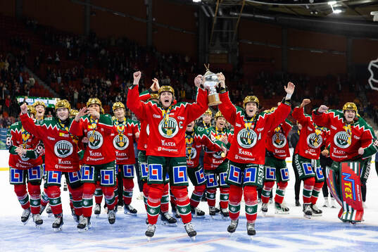 Frölundas spelare jublar och firar med pokalen framför