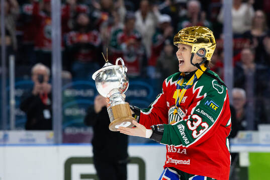 Frölundas Michelle Karvinen jublar med pokalen