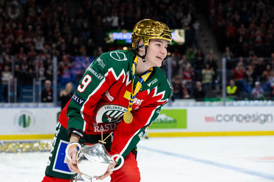 Frölundas Alva Johnsson jublar med pokalen