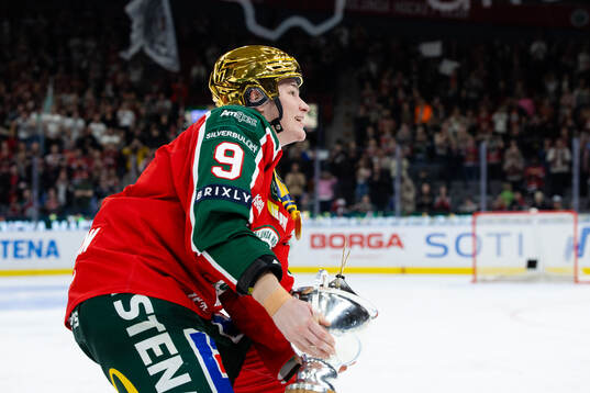 Frölundas Alva Johnsson jublar med pokalen