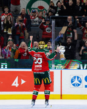 Frölundas Hanna Olsson jublar med pokalen
