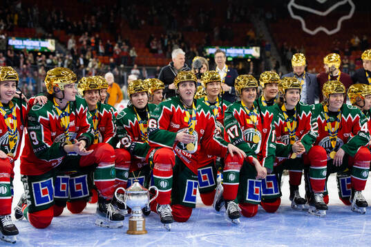 Frölundas spelare jublar och firar med pokalen framför