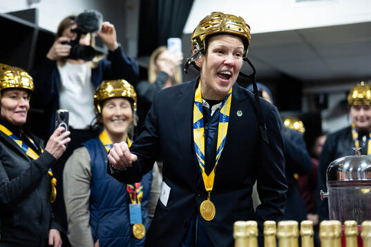 Frölundas tränare Erika Holst jublar i omklädningsrummet