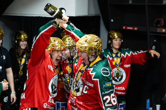 Frölundas Michelle Karvinen och Hanna Olsson  jublar i