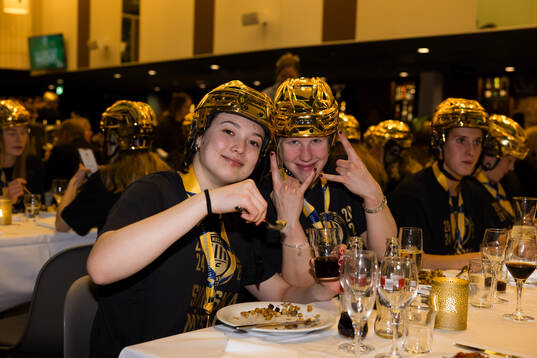 Frölundas Ebba Westerlind och målvakt Maja Helge på