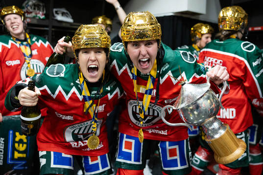 Frölundas Michelle Karvinen och Hanna Olsson jublar med