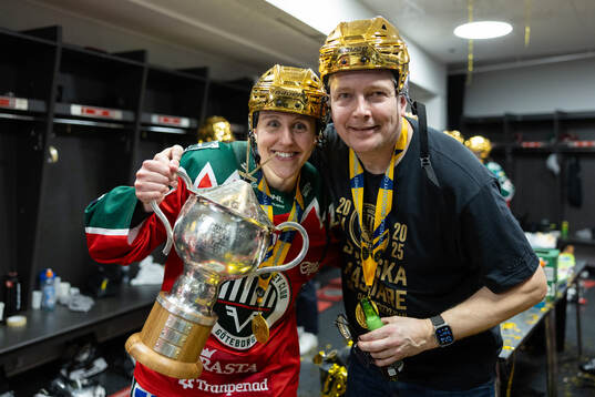 Frölundas Hanna Olsson och materialförvaltare Johan