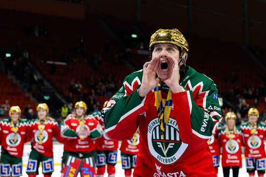 Frölundas Hanna Olsson håller i segersång framför