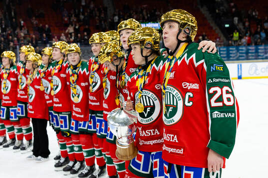 Frölundas Michelle Karvinen och Hanna Olsson sjunger