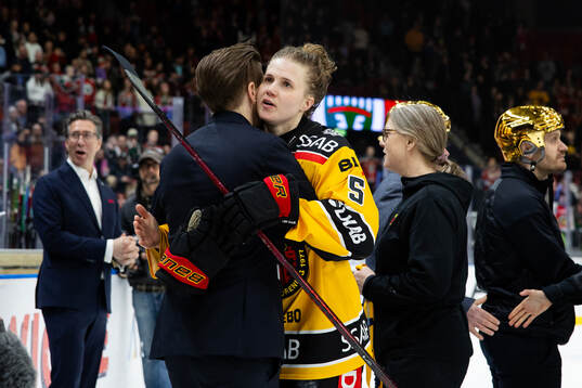 Luleås Johanna Fällman gratulerar Frölundas tränare