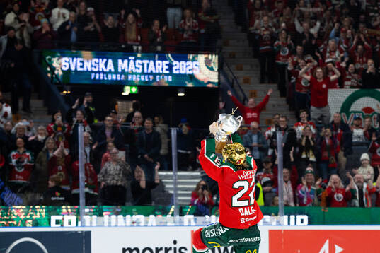 Frölundas Andrea Dalen jublar med pokalen