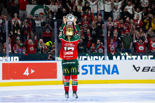 Frölundas Sofie Lundin jublar med pokalen
