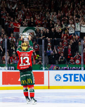 Frölundas Edit Danielsson jublar med pokalen
