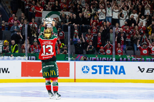 Frölundas Edit Danielsson jublar med pokalen