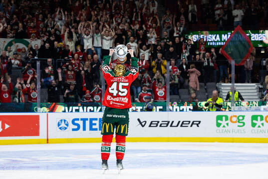 Frölundas Paula Bergström jublar med pokalen