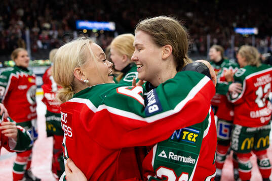 Frölundas Maja Beverin och Andrea Dalen jublar