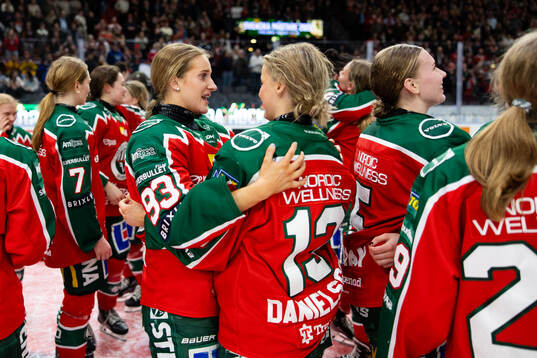 Frölundas Nellie Svensson och Edit Danielsson  jublar