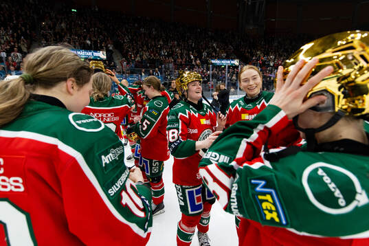 Frölundas Felicia Linder och Sanni Rantala jublar