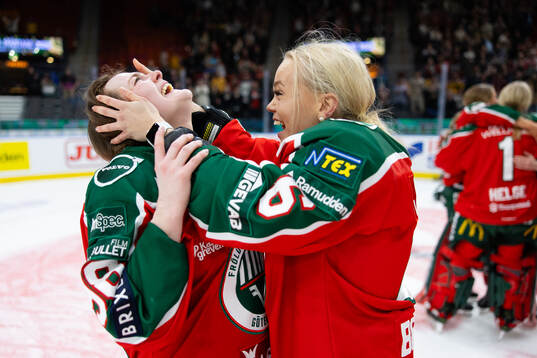 Frölundas Felicia Linder och Maja Beverin jublar