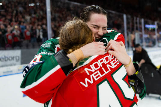 Frölundas Alva Johnsson och Paula Bergström jublar