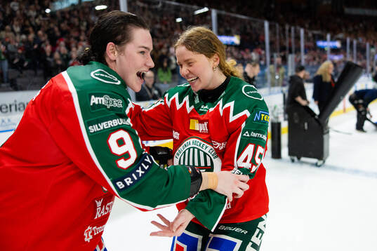Frölundas Alva Johnsson och Paula Bergström jublar