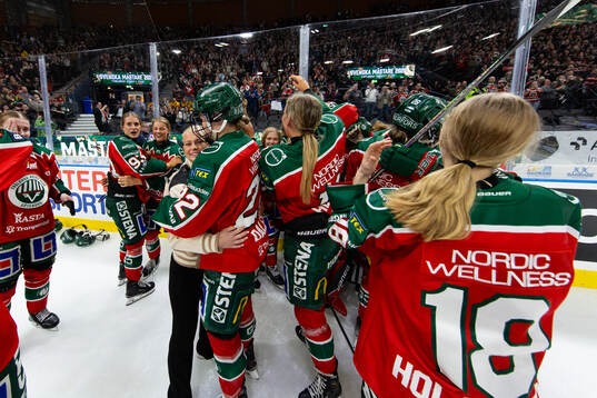 Frölundas spelare jublar