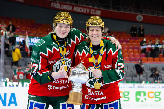 Frölundas Linnéa Pettersson Dove och Andrea Dalen  jublar