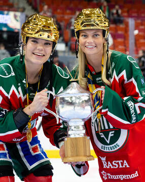 Frölundas Maja Beverin och Jennifer Carlsson jublar med